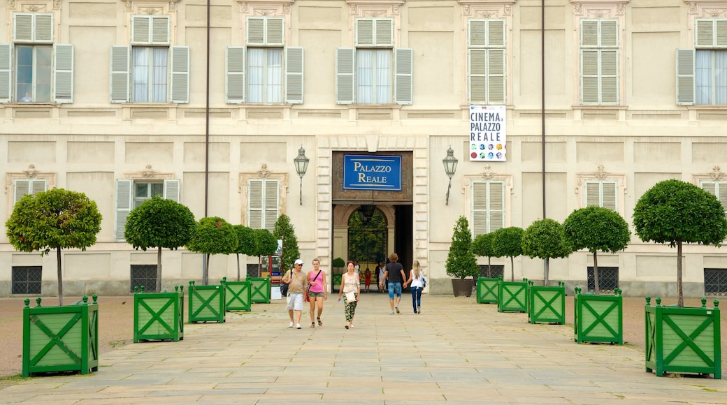 Palazzo Reale mostrando patrimonio de arquitectura y castillo o palacio y también un pequeño grupo de personas