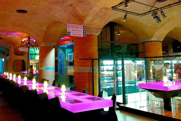 Mole Antonelliana showing dining out and interior views