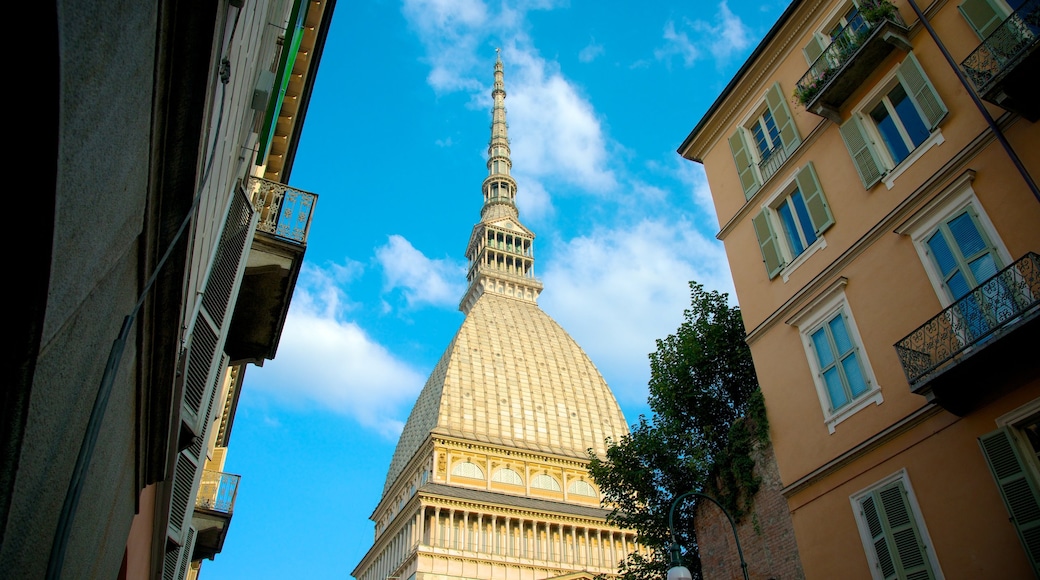 Mole Antonelliana che include strade e architettura d\'epoca