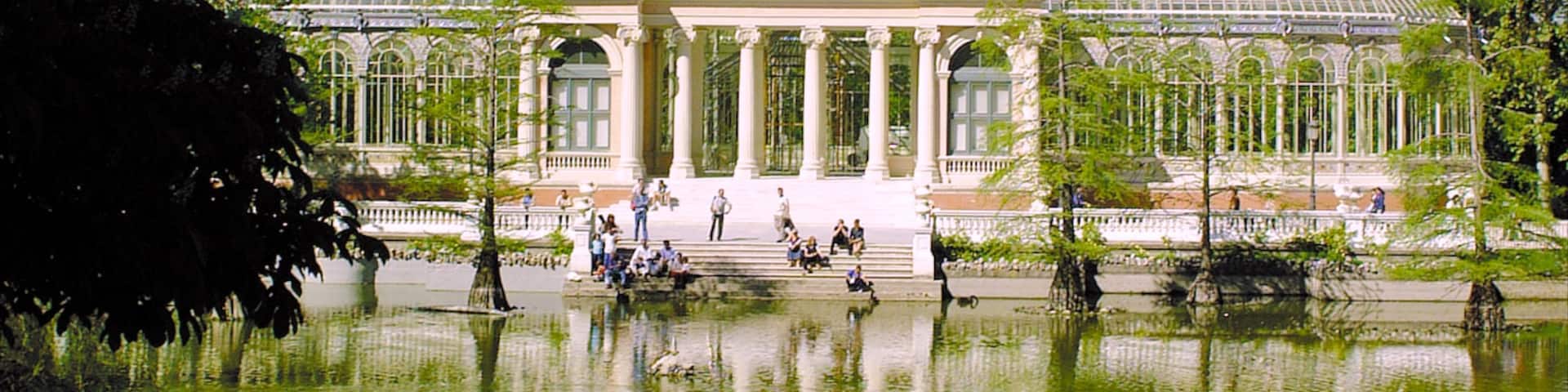 Madrid showing a pond, heritage architecture and chateau or palace