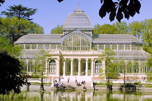 Madrid which includes heritage architecture, a pond and a castle