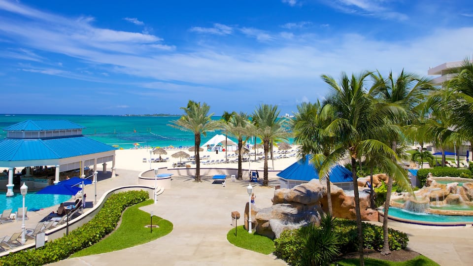 Cable Beach qui includes scènes tropicales, vues littorales et hôtel ou complexe de luxe