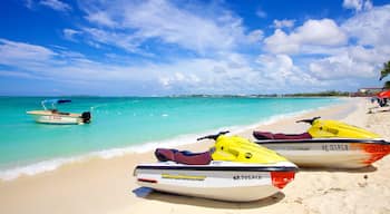 Cable Beach toont jetskiën, tropische uitzichten en een zandstrand