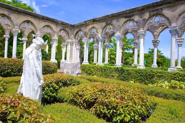Versailles Gardens som inkluderar utomhuskonst, en staty eller skulptur och historisk arkitektur