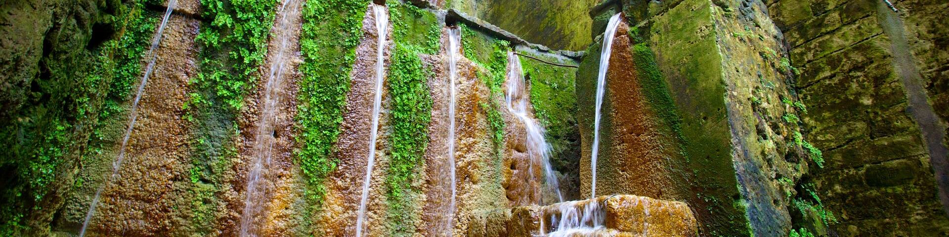 Queen\'s Staircase showing a waterfall