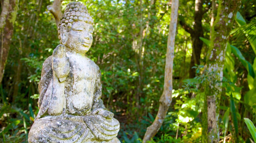 The Retreat Garden National Park das einen Garten und Statue oder Skulptur