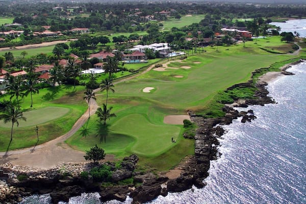 Marina de Casa de Campo mettant en vedette vues littorales, côte escarpée et ville côtière