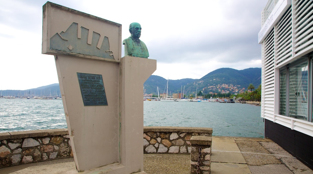 Terminal traghetti mostrando vista della costa e monumento