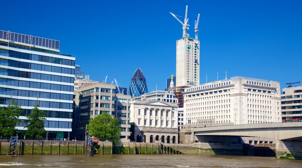 Londres mostrando un rascacielos, un río o arroyo y centro de negocios