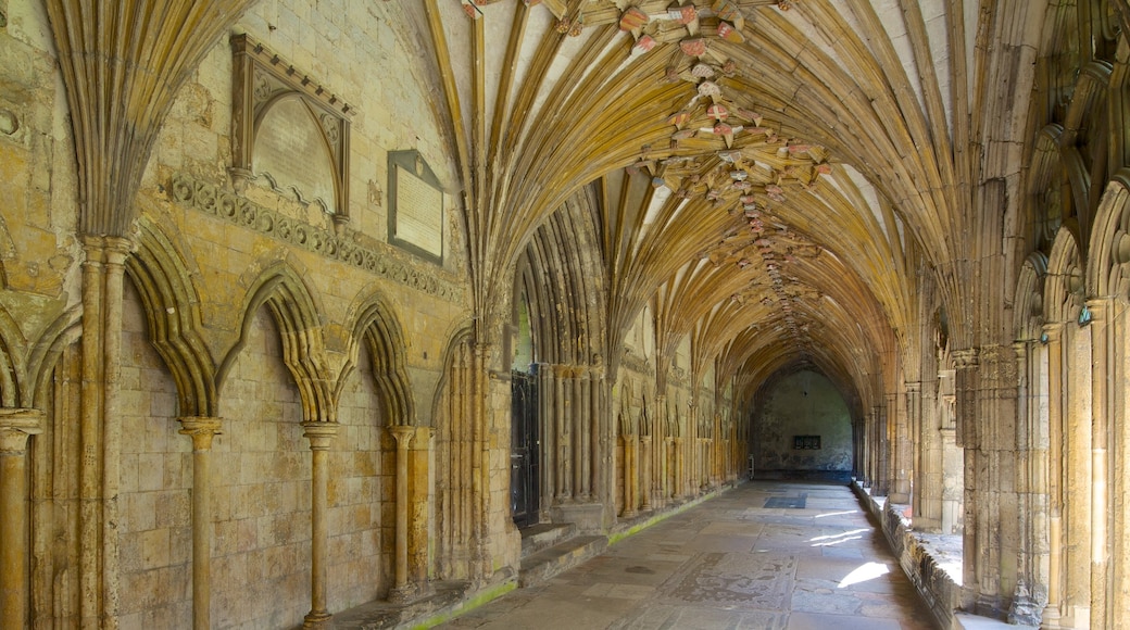 Kathedraal van Canterbury toont interieur, religieuze elementen en een kerk of kathedraal