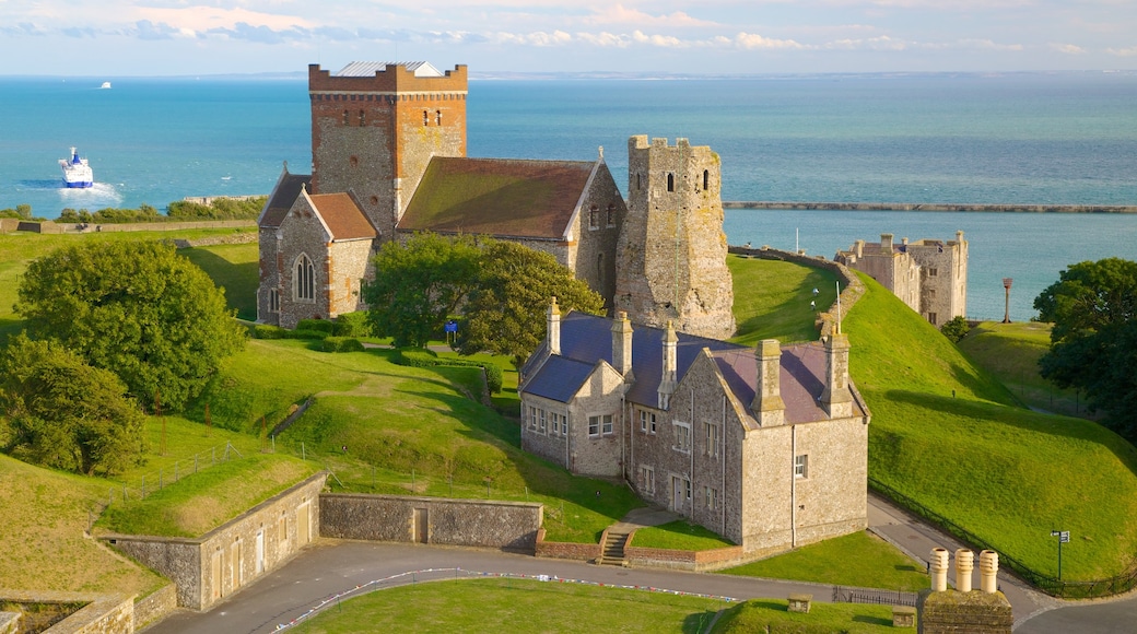 Douvres montrant architecture patrimoniale, une ville côtière et un château