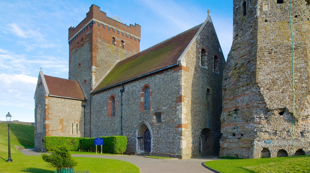 Dover Castle og byder på slot eller palads og historiske bygningsværker