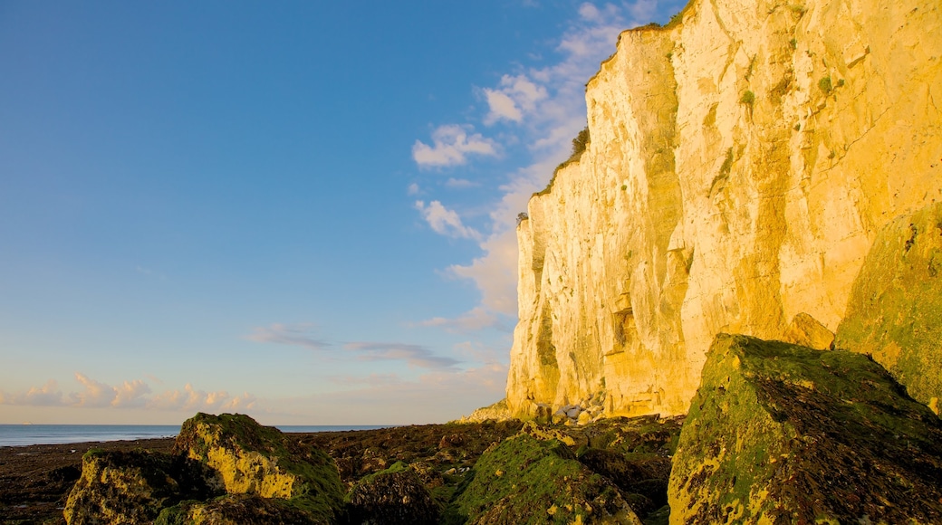 Dover ofreciendo vista panorámica, un atardecer y montañas