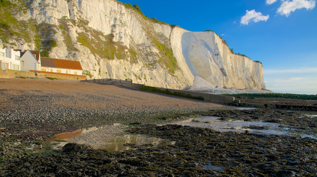 Dover og byder på barsk kystlinje, en stenstrand og et hus