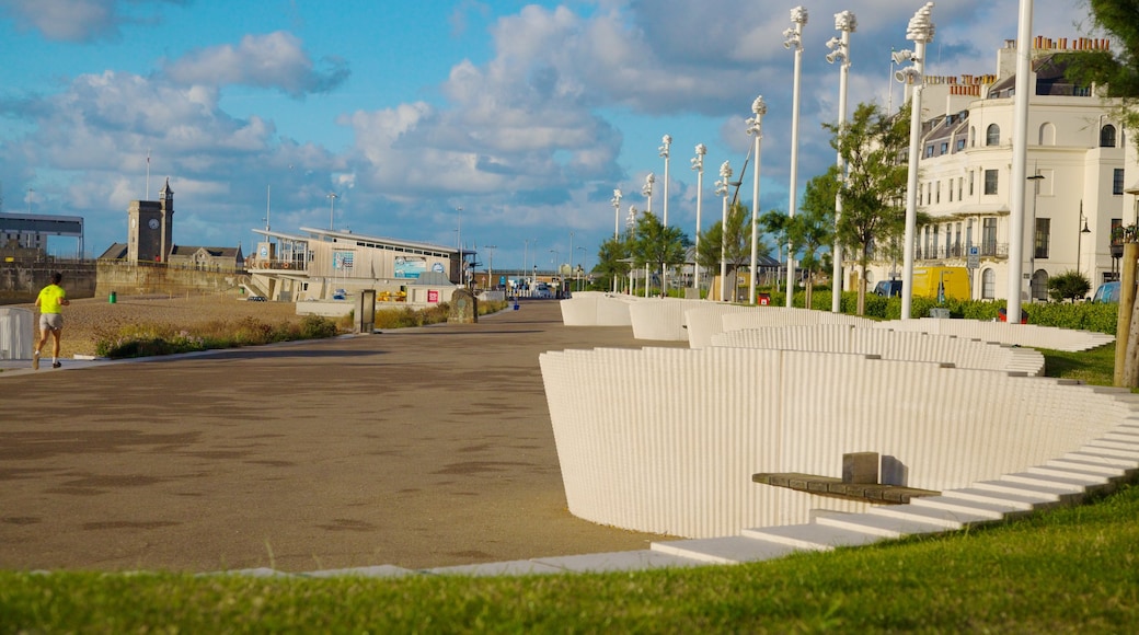 Dover Beach mit einem Küstenort und Straßenszenen sowie einzelner Mann