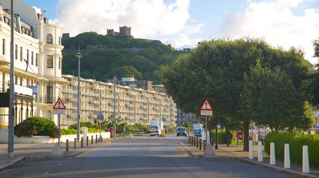 Dover Beach som inkluderer historisk arkitektur, by og gatescener