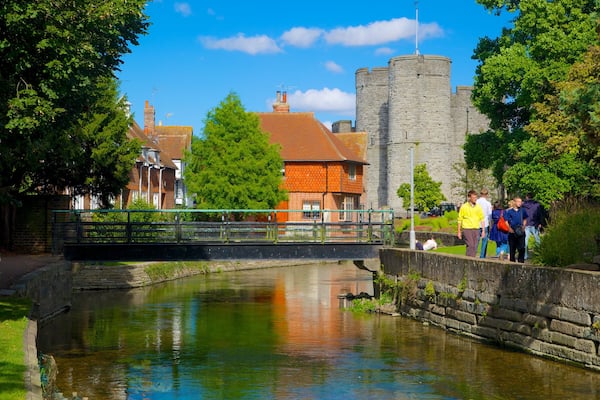 Westgate Gardens and Towers che include fiume o ruscello, architettura d\'epoca e piccola città o villaggio