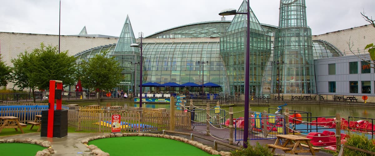 Bluewater Shopping Centre ofreciendo una ciudad y arquitectura moderna