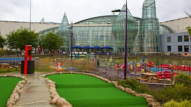 Bluewater Shopping Centre mostrando arquitectura moderna y una ciudad