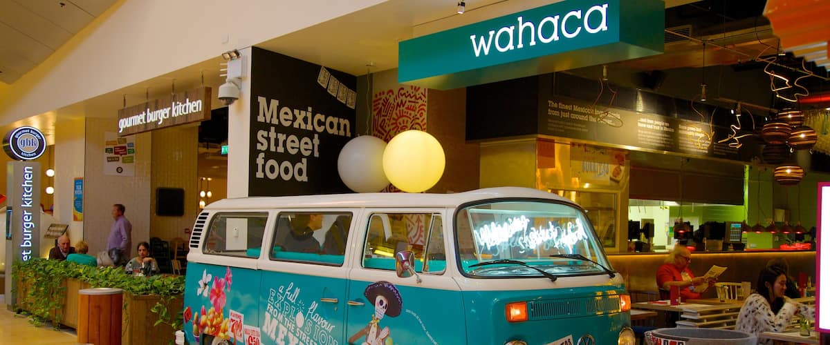 Bluewater Shopping Centre ofreciendo compras y escenas de café