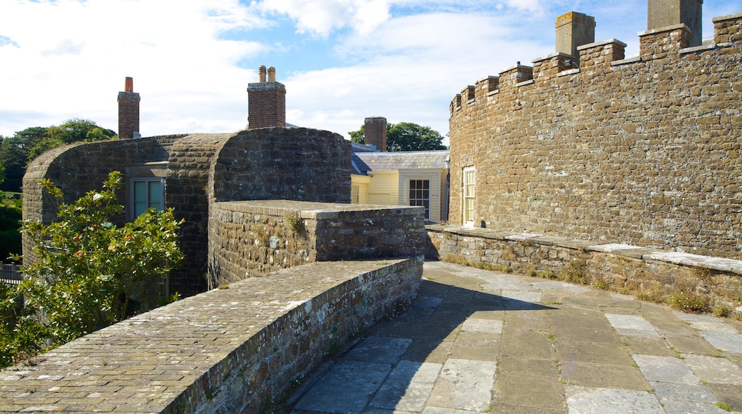 Castillo y jardines de Walmer mostrando elementos del patrimonio