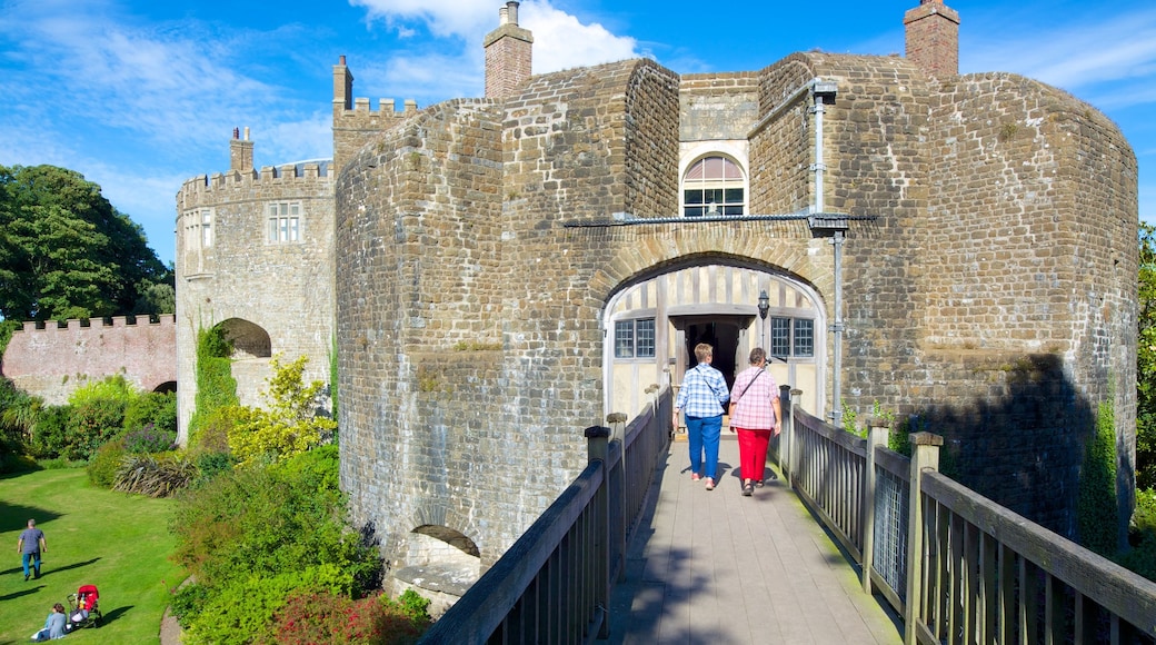 Castello e giardini di Walmer che include ponte e castello cosi come un piccolo gruppo di persone