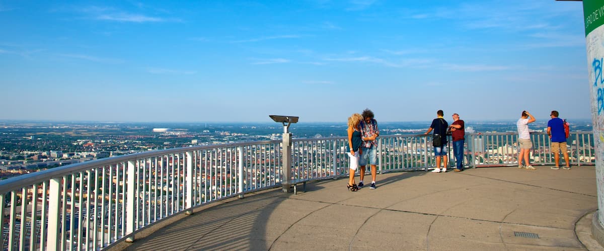 Olympiaturm mit einem Ansichten und Skyline sowie kleine Menschengruppe