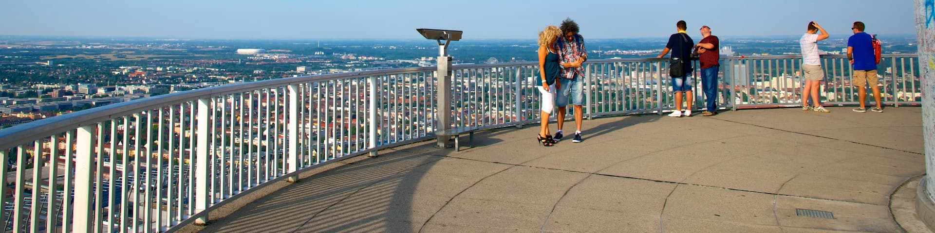 Olympiaturm mit einem Ansichten und Skyline sowie kleine Menschengruppe