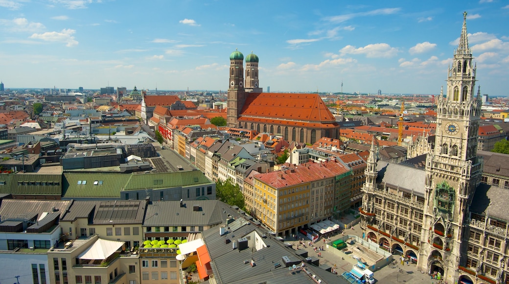 Peterskirche som viser silhuett, by og religiøse elementer