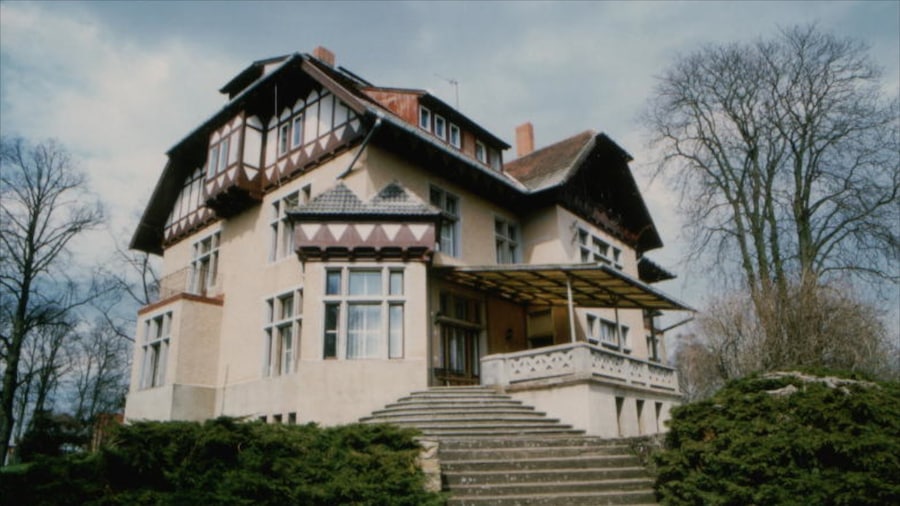 Dobbin-Linstow showing a house and heritage architecture