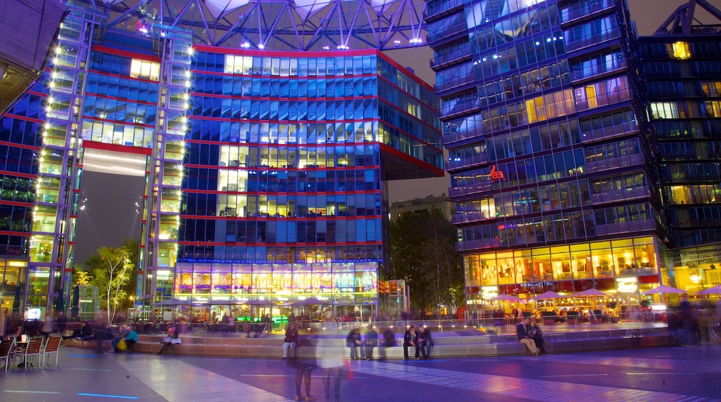 Potsdamer Platz ofreciendo escenas nocturnas, una ciudad y arquitectura moderna