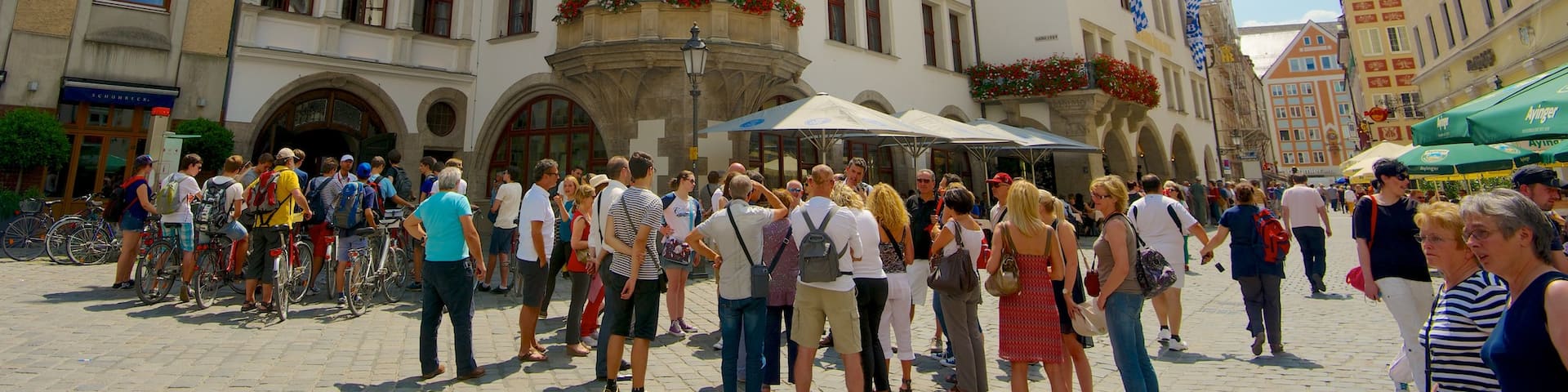 Hofbrauhaus which includes street scenes, a city and heritage architecture