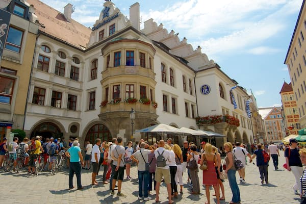 Hofbrauhaus showing a city, heritage architecture and street scenes