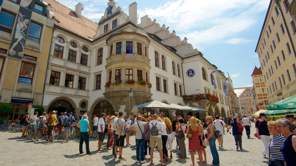 Hofbrauhaus que incluye una ciudad, arquitectura patrimonial y imágenes de calles