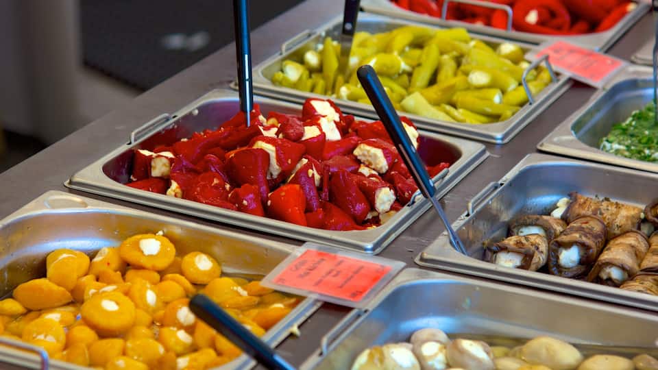 Viktualienmarkt que incluye vistas interiores, mercados y comida