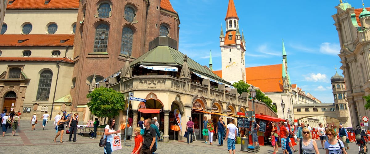 Viktualienmarkt welches beinhaltet Platz oder Plaza, Straßenszenen und historische Architektur