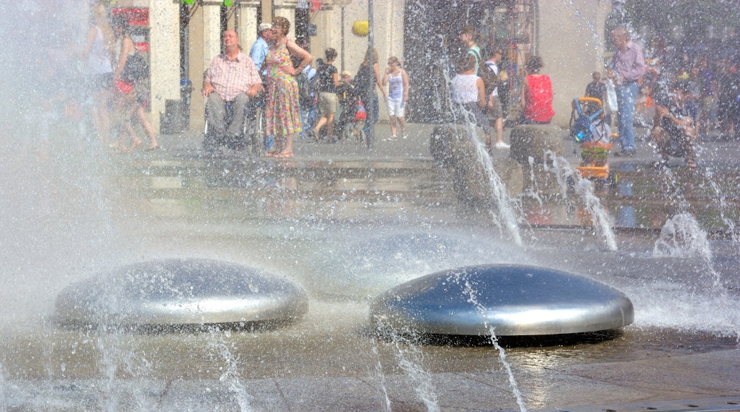 Karlsplatz - Stachus mettant en vedette une place publique, une fontaine et une ville