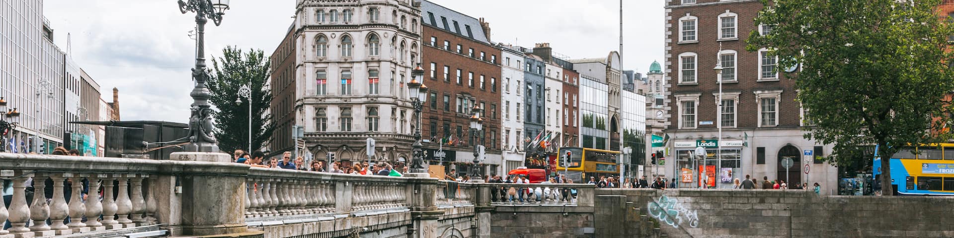 O\'Connell Bridge showing a city, a river or creek and a bridge