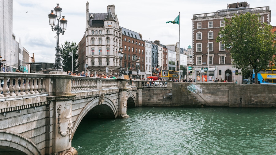 O\'Connell Bridge showing a city, a river or creek and a bridge