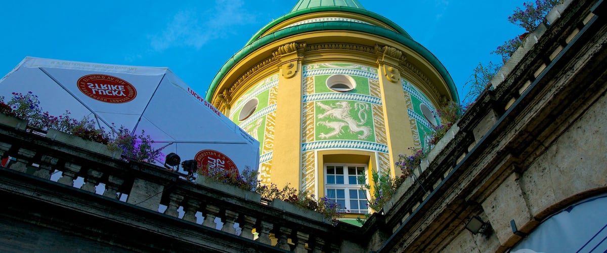 Löwenbräu das einen Beschilderung und historische Architektur