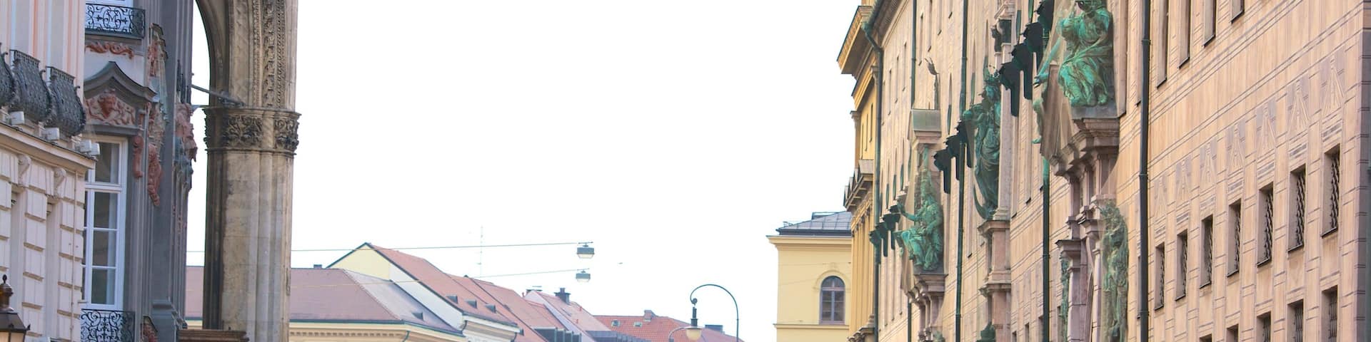 Odeonsplatz showing heritage architecture, street scenes and a city