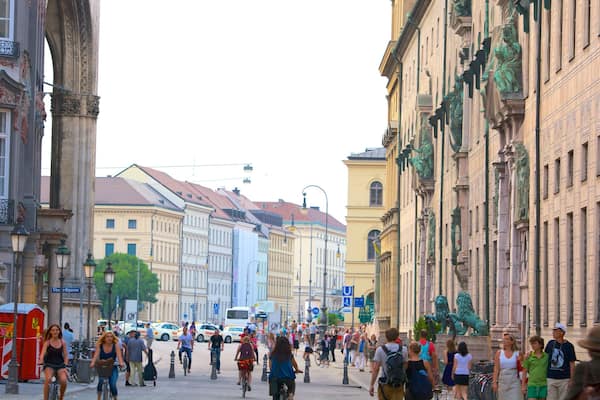 Odeonsplatz showing a city, street scenes and heritage architecture