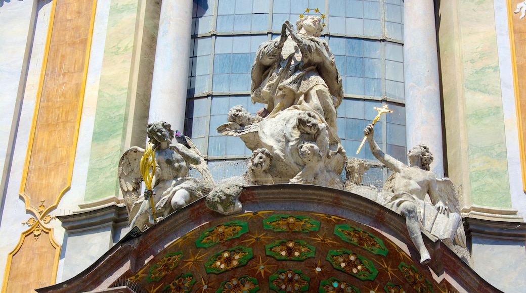 Asamkirche ofreciendo una iglesia o catedral, elementos religiosos y una estatua o escultura