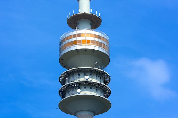 Olympiaturm welches beinhaltet Stadt, moderne Architektur und Wolkenkratzer