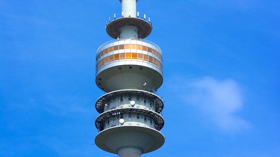 Olympiaturm caracterizando uma cidade, arquitetura moderna e um edifĂcio