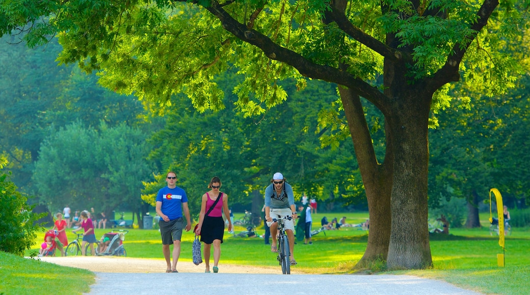 Jardín inglés que incluye ciclismo y un parque y también un gran grupo de personas