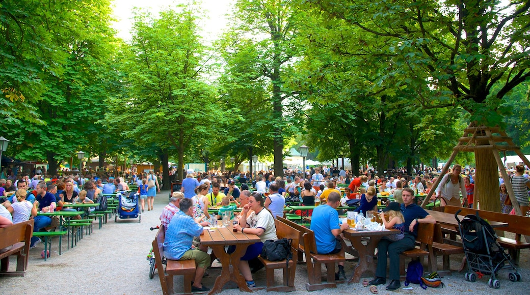 Englischer Garten som visar al fresco-restauranger och en trädgård såväl som en stor grupp av människor