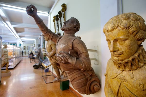 Museo Tecnico Navale das einen Innenansichten und Statue oder Skulptur