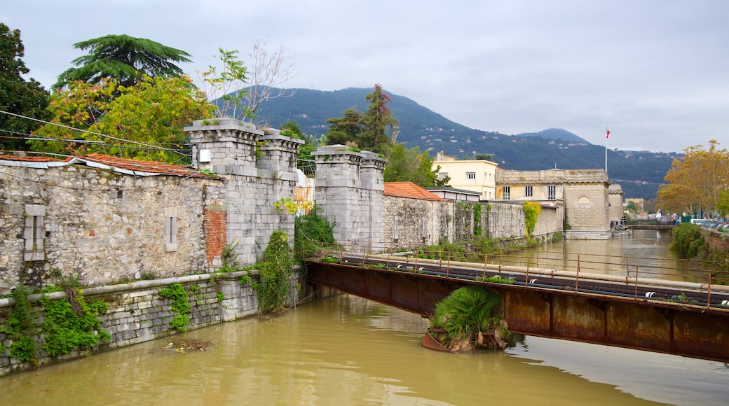 Museo Tecnico Navale showing heritage elements, a river or creek and a bridge