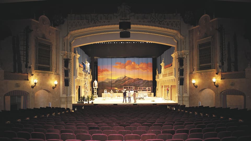 El Paso que incluye vistas interiores y escenas de teatro